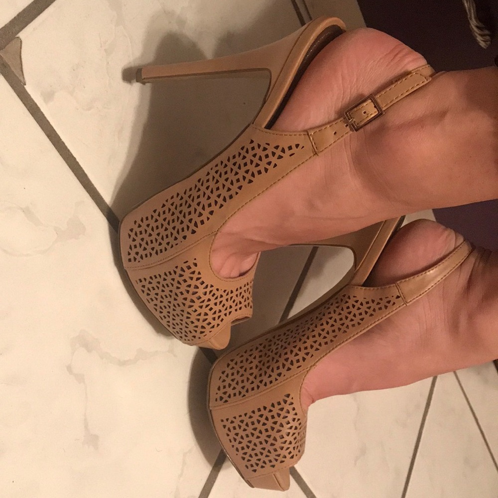 Bcbg beige heels